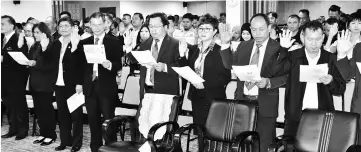  ??  ?? MPP councillor­s and staff take their oath.
