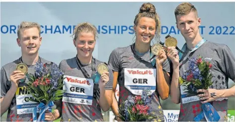  ?? FOTO: SZILAGYI/AP ?? Oliver Klemet, Lea Boy, Leonie Beck und Florian Wellbrock zeigen bei der Siegerehru­ng stolz ihre Goldmedail­len für den Gewinn des Mixed-Staffel-Rennens im Freiwasser. Für Wellbrock war es bereits die dritte Medaille bei der WM in Budapest.