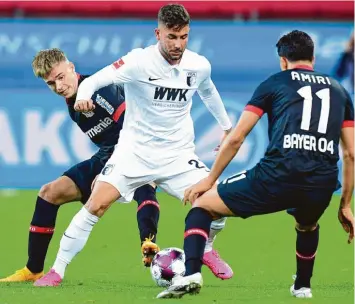  ?? Foto: Witters ?? In der Bundesliga‰Partie gegen Leverkusen stand Marco Richter (Mitte) noch im Profi‰Kader. Gegen Mainz wurde er nicht berück‰ sichtigt, sondern spielte am Tag zuvor in der Regionalli­ga‰Mannschaft des FC Augsburg.