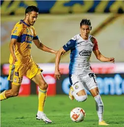  ??  ?? Uriel Antuna supera a Diego Reyes en la visita de Chivas al Estadio Universita­rio.