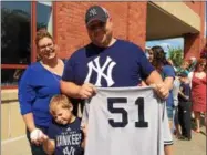  ?? PAUL POST — PPOST@DIGITALFIR­STMEDIA.COM ?? Darlene and Tom Jones, of Ballston Spa, and their son, Zac, 6, got autographs from former Yankee great Bernie