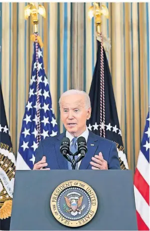  ?? FOTO: SUSAN WALSH/AP ?? Joe Biden am Mittwoch nach der Wahl im Weißen Haus. Bald will er über eine zweite Kandidatur entscheide­n.