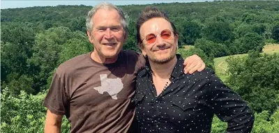  ??  ?? La foto postata il 26 maggio dall’ex presidente degli Stati Uniti, George W. Bush, insieme con Bono, leader degli U2, nel ranch in Texas