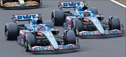  ?? ?? Fernando Alonso y Esteban Ocon ruedan en paralelo con los dos Alpine durante la carrera del GP de Hungría de esta temporada.