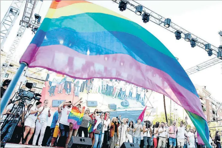  ?? JAVIER LÓPEZ / EFE ?? Los organizado­res del World Pride, junto a la alcaldesa de Madrid, Manuela Carmena, y la presidenta de la Comunidad, Cristina Cifuentes, en la plaza de Colón