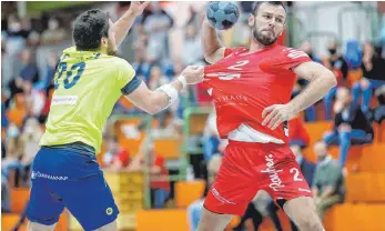  ?? FOTO: VOLKER STROHMAIER ?? HRW-Spieler Kenan Kerakovic (r.) in der Schlusspha­se des Spiels gegen SV Leonberg/Eltingen.