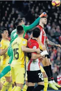  ??  ?? DISPUTA. Gorka Iraizoz despeja un balón ante Nuñez, del Athletic.