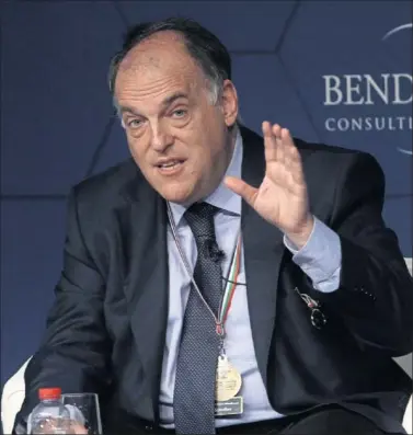  ??  ?? PRETENDIDO. Como un futbolista más en el mercado invernal, a Javier Tebas también le llegan ofertas.