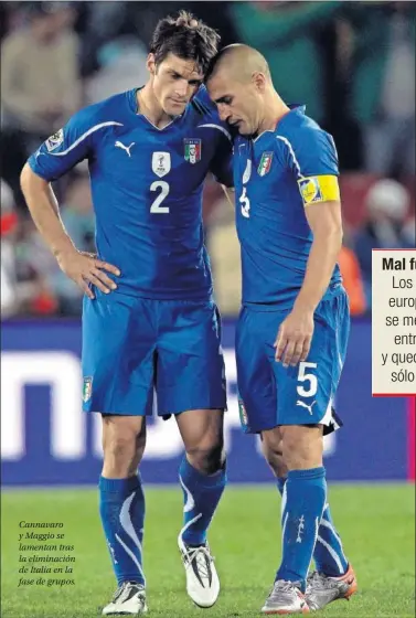  ??  ?? Cannavaro y Maggio se lamentan tras la eliminació­n de Italia en la fase de grupos.