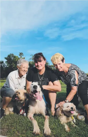  ?? Picture: KERI MEGELUS ?? Wendy Beresford-Maning, Chantelle Hopkins and Delma Swan with their dogs Scruffy, Louie and Ollie at Pearl Retirement Village in Fannie Bay
