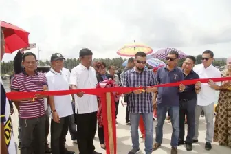  ?? (Photo courtesy of Parang Municipal Government.) ?? Sulu Governor Toto Tan leads the recent inaugurati­on of a pier in Parang town.