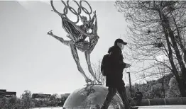  ?? Ng Han Guan / AP ?? Un visitante pasa junto a una escultura por los Juegos Olímpicos de Invierno de Beijing, en el parque Shougang, en Beijing, China, el 9 de noviembre de 2021.