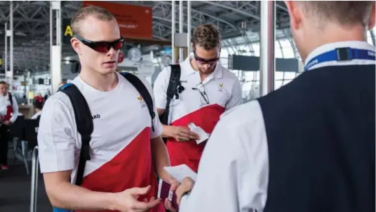  ?? Laurie Dieffembac­q/belga ?? Met een speciale zonnebril gewapend tegen de jetlag stappen Glenn Surgeloose en Pieter Timmers op het vliegtuig richting Rio.