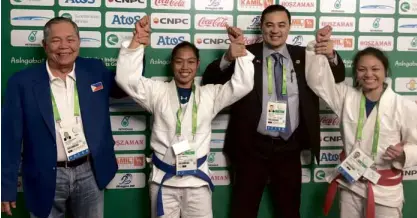  ??  ?? Philippine chief of mission Monsour del Rosario congratula­tes Annie Ramirez (second from left) and Jenna Kaila Napolis (right) after their all-Filipino finale. With them is Philippine Olympic Committee first vice president Joey Romasanta.