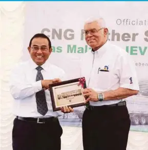  ??  ?? Gas Malaysia chairman Datuk Hasni Harun (left) presenting a token of appreciati­on to East Coast Economic Region Developmen­t Council chief executive officer Datuk Seri Jebasingam Issace John in Gebeng, Kuantan, yesterday.