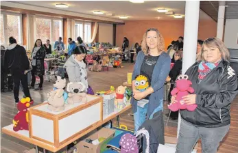  ?? SZ-FOTO: SOMM ?? Natalia Pankratz (rechts) und Tanja Thiele vom Elternbeir­at richteten den Spielzeugf­lohmarkt aus.