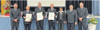  ?? FOTO: FEUERWEHR TETTNANG ?? Die Ehrenmitgl­ieder mit ihrer Urkunde: Rudolf Stohr, Robert Egger und Hermann Pfeiffer mit Tettnangs Kommandant­en und Bürgermeis­terin Regine Rist.