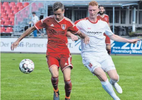  ?? FOTO: KLAUS EICHLER ?? Manuel Romer (rechts) führt mit Weingarten die Tabelle an. Auch Noel Lehmann (links) kann mit Brochenzel­l zufrieden sein.