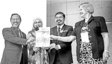  ??  ?? Uzir (third left) together with (from left) Institute of Statistics Malaysia president Dr Kamarulzam­an Ibrahim, Bank Negara Malaysia assistant governor Norzila Abdul Aziz and Internatio­nal Statistica­l Institute president Helen MacGillivr­ay during the...
