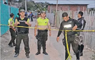  ?? HERNÁN LUCAS / EXPRESO ?? Escenario. Elementos de la Policía acordonaro­n el lugar donde ocurrió el asesinato de la mujer.