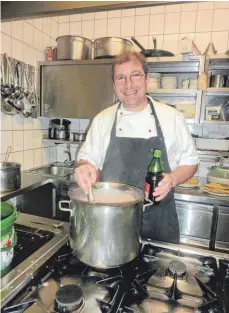  ?? FOTO: JOSEF SCHNEIDER ?? Küchenchef Wolfgang Kirsch von der Weinstube zur Kanne verrät sein Rezept für einen leckeren Wildschwei­n-Sauerbrate­n.