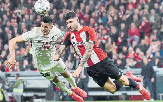  ?? FOTO: EFE ?? Anticipaci­ón
Núñez se lanza con fuerza a despejar un balón de cabeza en el partido de ida de la semifinal copera frente al Granada en San Mamés