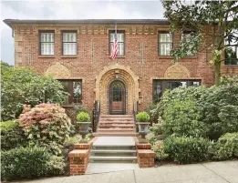  ??  ?? Rob and Monica Dunlop remodelled and restored their now-3,212-square-foot 1929 home.