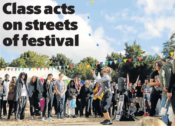  ?? Picture ; ALAN EASON ?? FINE JUGGLING ACT: Sven, a Swedish street performer, does his act in front of an appreciati­ve crowd at the National Arts Festival in Makhanda.