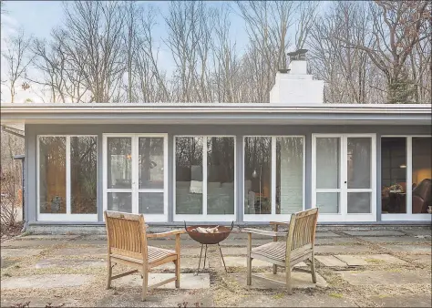  ?? Modern Angles photo ?? Set on a slope above the Saugatuck Reservoir, this original mid- century home was designed by Edward Lloyd Flood and built in 1955.