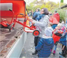  ??  ?? Zunächst werden die Spielsache­n am alten Kindergart­en in den Umzugswage­n verladen.