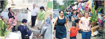  ??  ?? EMOCIÓN. Familias llegaron a visitar y adornar las tumbas de sus madres, otros llevaron serenatas. En el mercado Guamilito hubo gran movimiento por la compra de flores.