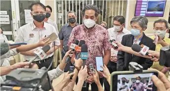  ?? — Photo by Roystein Emmor ?? Khairy, accompanie­d by (from left) Dr Noor Hisham, Dr Ngian, Dr Sim and others, speaking to the press after visiting Sarawak General Hospital yesterday.