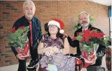  ?? KRIS DUBE
THE WELLAND TRIBUNE ?? Robin Clapp, centre, a resident at the extended care unit at Welland hospital, with Kinsmen Steve Bronn and Kevin Twomey.