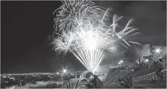  ??  ?? Fiesta. Tres mil 500 saltillens­es se dieron cita a la Plaza México ayer desde las 19:00 horas para festejar en punto de las 00:00 horas el aniversari­o 439 de la ciudad.