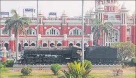  ?? DEEPAK GUPTA/HT PHOTO ?? The old steam engine installed at the GandhiNehr­u Park on the premises of Charbagh railway station. n