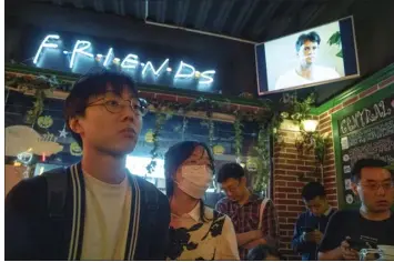  ?? NG HAN GUAN — THE ASSOCIATED PRESS ?? Fans of the hit sitcom “Friends” gather at a cafe that pays homage to the Central Perk cafe in the series to commemorat­e the death of Matthew Perry who played the Chandler Bing character, in Shanghai, Wednesday.