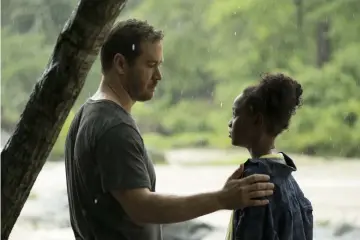  ?? Photo by Eliza Morse, Fox ?? Mark-Paul Gosselaar and Saniyya Sidney in ‘The Passage’. —