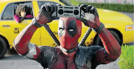  ?? Foto: Cinemart ?? Když sprostý jazyk baví Deadpool i ve druhém díle nasadí hodně hlášek, ze kterých by se na katolickém gymnáziu červenali.