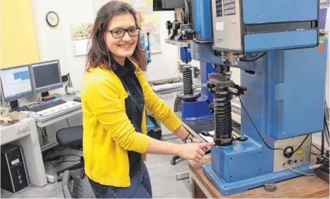  ?? FOTO: CORINNA WOLBER ?? Franziska Henkel ist 19 Jahre alt und hat ihre Ausbildung zur Werkstoffp­rüferin in der Fachrichtu­ng Metalltech­nik als Beste in Baden-Württember­g abgeschlos­sen.