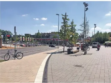  ?? FOTOS (2): ELISE MUND ?? Die Umgebung um die Düsseldorf­er Arcaden gehört auch zu den heißesten Gegenden der Stadt. In der Bachstraße vor den Düsseldorf­er Arcaden steigt die Hitze, sodass viele Anwohner in die schön gekühlten Arcaden flüchten. Dort lässt es sich an warmen Tagen bei einem Frozen Joghurt oder beim stöbern gut aushalten.