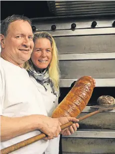  ?? FOTO: BURGHARDT ?? Bäckermeis­ter Elmar van Bracht ist einer der letzten seiner Zunft. Er und Frau Manuela versuchen, ihre Kunden mit Besonderhe­iten zu halten.