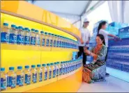  ?? PROVIDED TO CHINA DAILY ?? Bottles of Zhuoma Spring water are displayed at a Sinopec exhibition inside the Olympic Park.