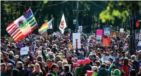  ??  ?? PROTESTA. La manifestac­ión de ayer fue un rechazo general a la confirmaci­ón del juez Brett Kavanaugh a la Corte Suprema.