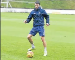  ?? FOTO: LUIS MARI UNCITI ?? Imanol Agirretxe
se dispone a golpear el balón