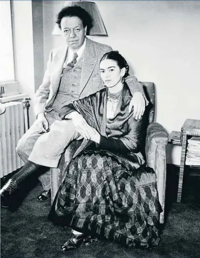  ?? BETTMANN / GETTY ?? Tormentas Los pintores mexicanos Diego Rivera y Frida Kahlo, aquí en 1939, iniciaron su relación cuando Kahlo le pidió consejo artístico a Rivera. Un matrimonio complicado y lleno de infidelida­des.