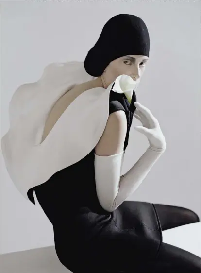  ??  ?? Outfit di Alber Elbaz per Lanvin tratti da “Vogue Italia”. A destra. A/I 2012-13, foto di Tim Walker. Pagina accanto. P/E 2008, foto di Steven Meisel.