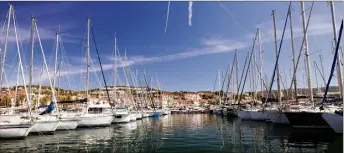  ?? ?? Le port de plaisance de Bandol – le quatrième du bassin méditerran­éen et le neuvième français – est doté de 1 600 postes, dont un peu moins de 800 sont attribués en contrat annuel au port public aux bateaux de 6 à 40 mètres.