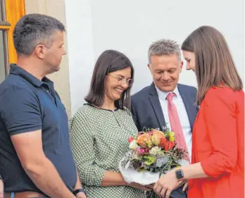  ?? FOTO: MARION BUCK ?? Sina Schelkle vom Vorzimmer des Bürgermeis­ters gratuliert Martin Rude und seiner Familie zum Wahlerfolg.