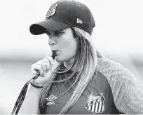  ?? Pedro Ernesto Guerra Azevedo - 25.nov.18/santos FC ?? ■ Emily Lima comanda treino da equipe feminina do Santos; técnica quer espaço no futebol masculino