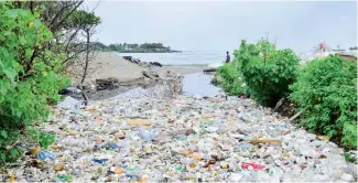  ?? RICARDO FLETE ?? Puerto Plata es afectada por cañadas llenas de plásticos.